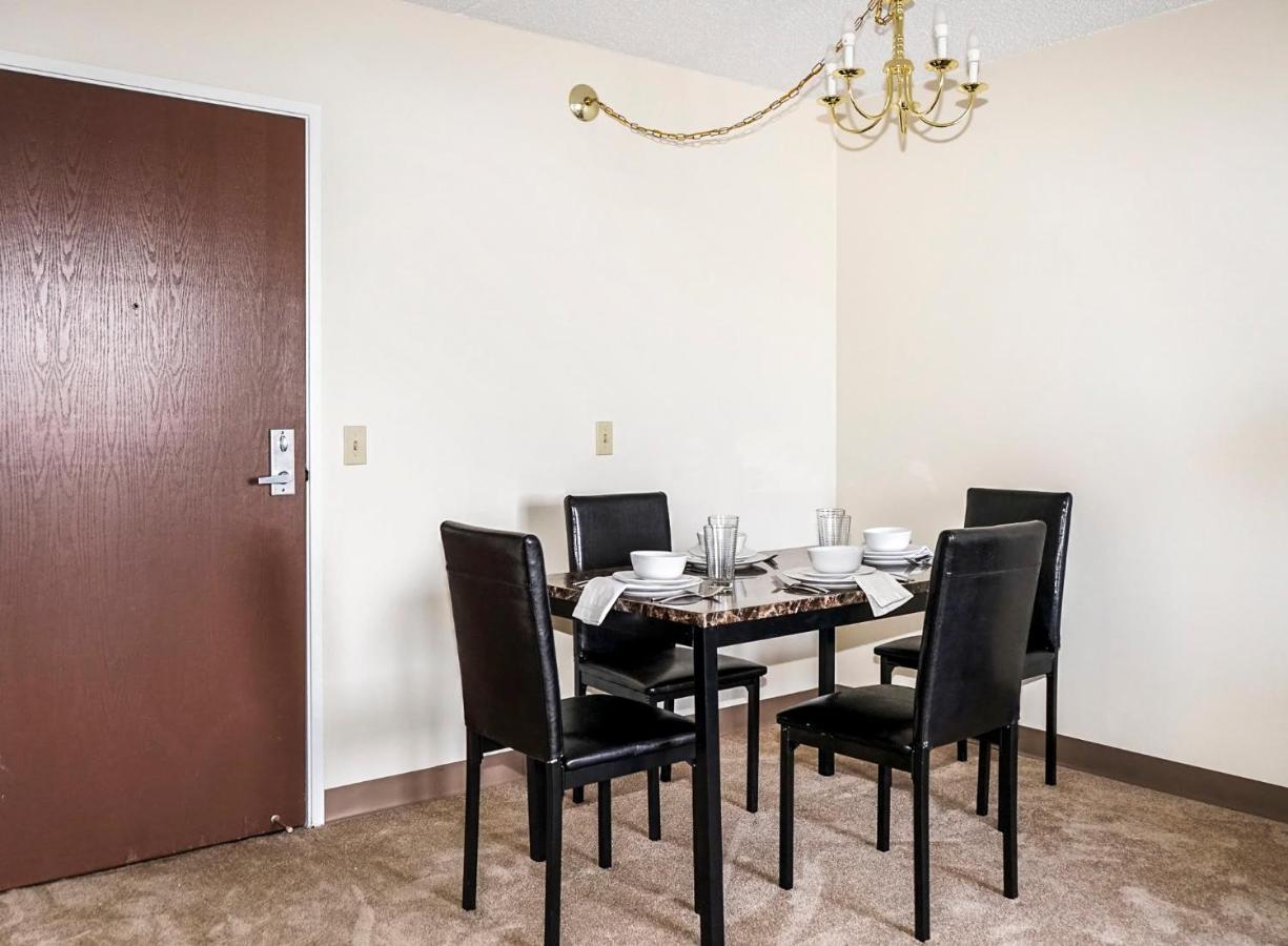 Short Term Rentals At The Park At Trowbridge Senior Community Саутфилд Экстерьер фото