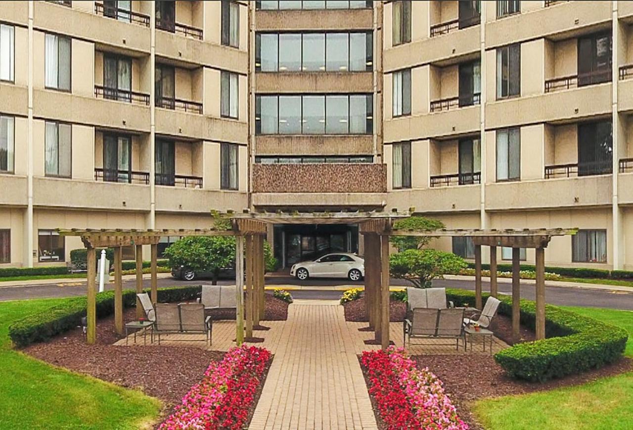 Short Term Rentals At The Park At Trowbridge Senior Community Саутфилд Экстерьер фото