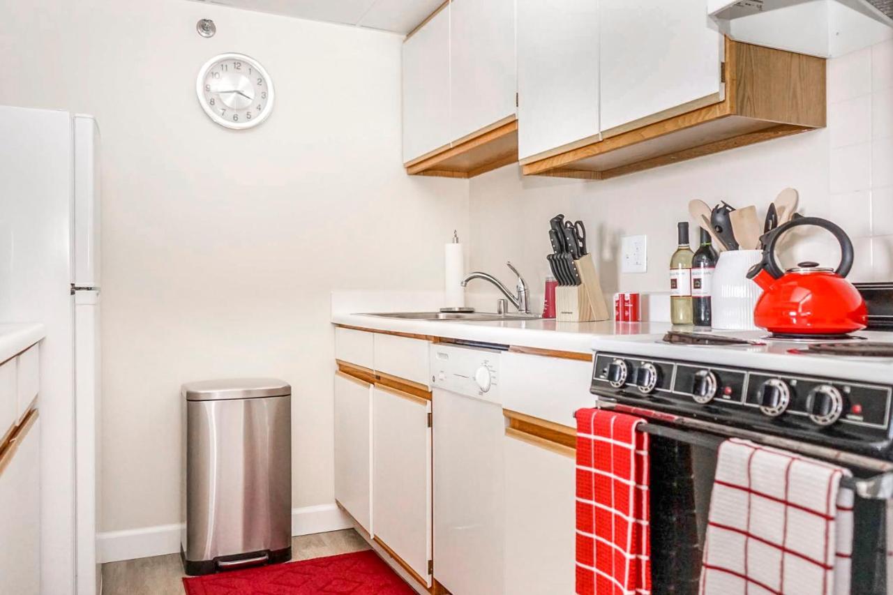 Short Term Rentals At The Park At Trowbridge Senior Community Саутфилд Экстерьер фото