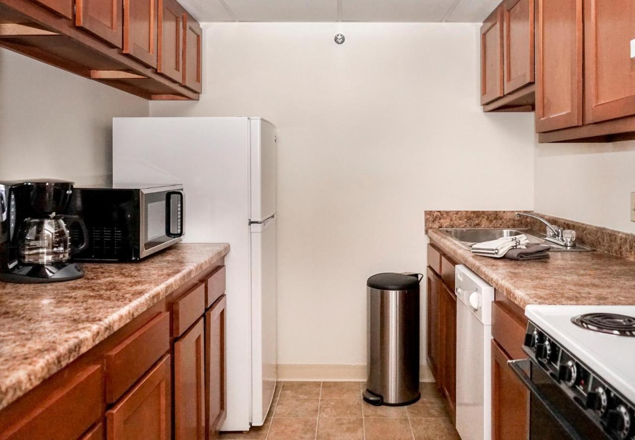 Short Term Rentals At The Park At Trowbridge Senior Community Саутфилд Экстерьер фото