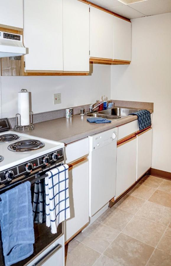 Short Term Rentals At The Park At Trowbridge Senior Community Саутфилд Экстерьер фото