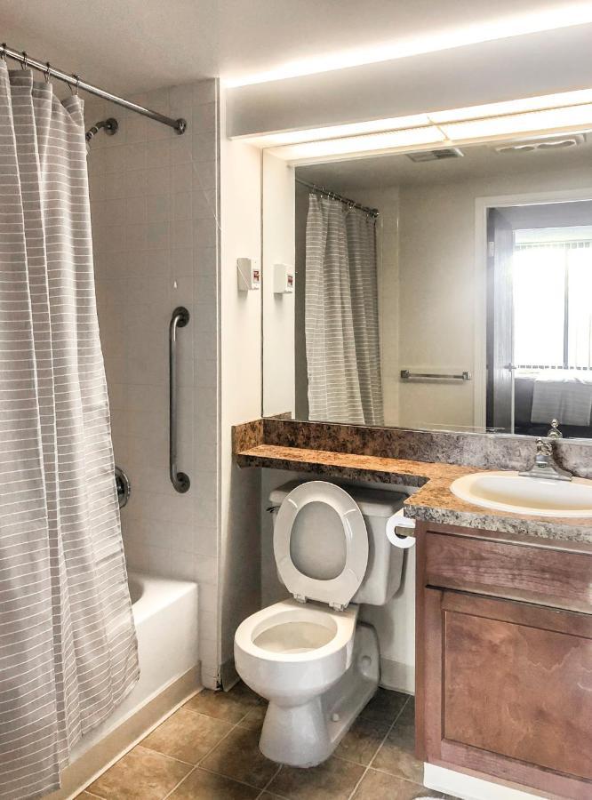 Short Term Rentals At The Park At Trowbridge Senior Community Саутфилд Экстерьер фото
