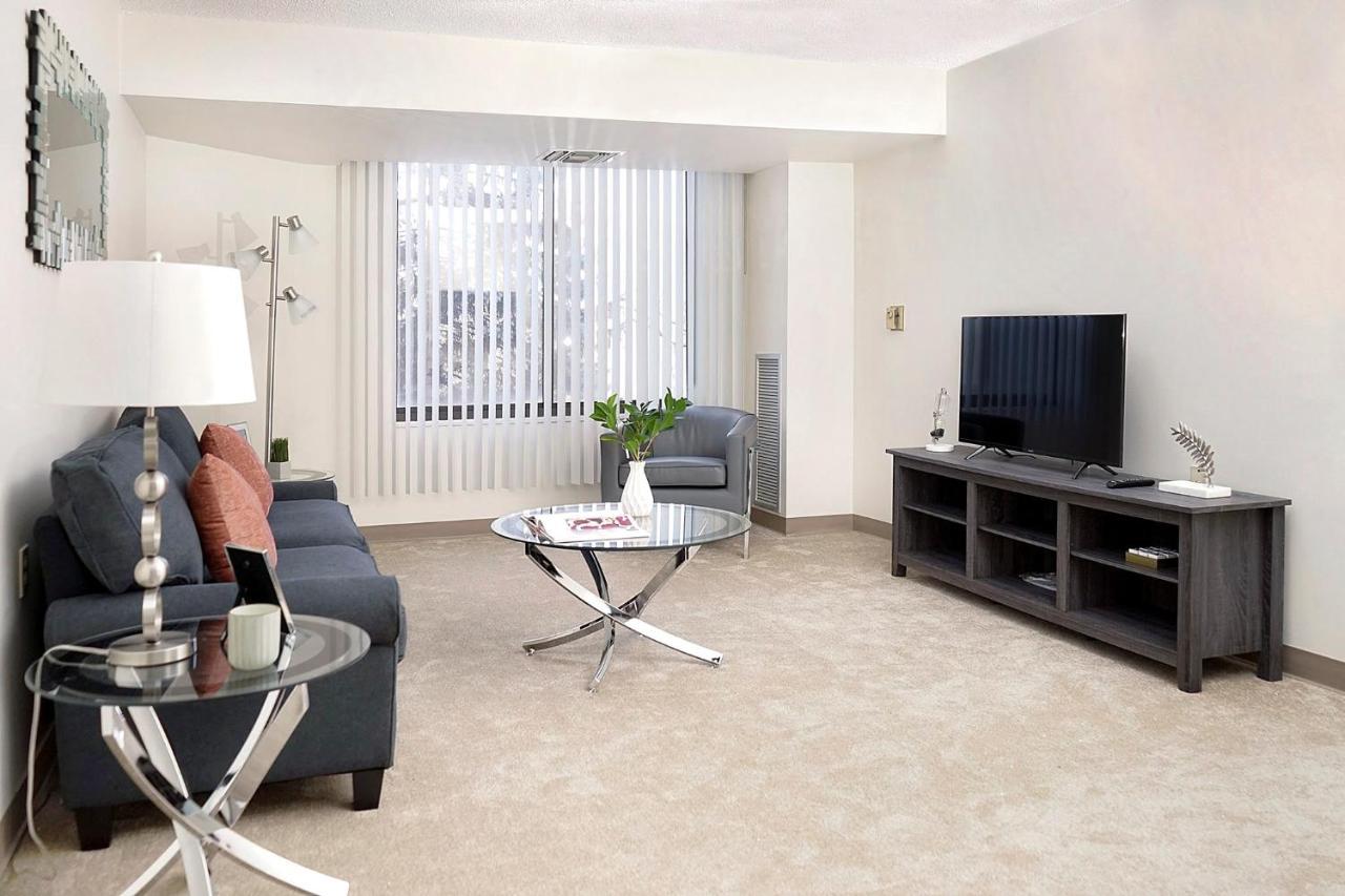 Short Term Rentals At The Park At Trowbridge Senior Community Саутфилд Экстерьер фото
