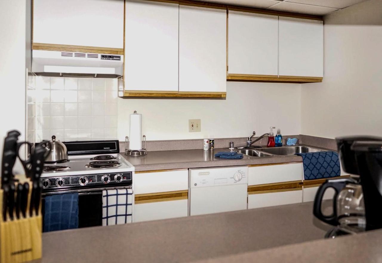 Short Term Rentals At The Park At Trowbridge Senior Community Саутфилд Экстерьер фото